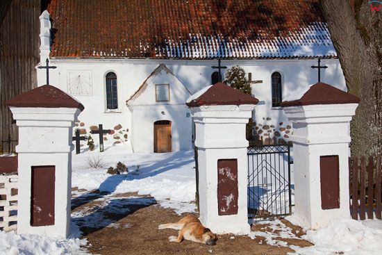 Brama przed kosciolem parafialnym w Klebowie.